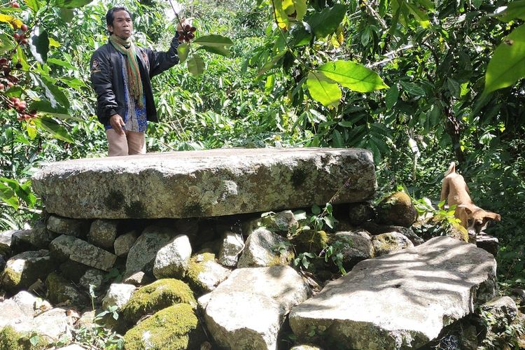 Ritual adat Pande Sungke biasa juga dilakukan di tempat Mezbah Compang di Pelosok Manggarai Timur, NTT. Watu Compang atau Batu Compang merupakan altar adat yang terbuat dari batu bulat untuk mempersembahkan sesajen apa saja termasuk ritual Sungke, Rabu, (14/9/2022). (KOMPAS.com/MARKUS MAKUR)