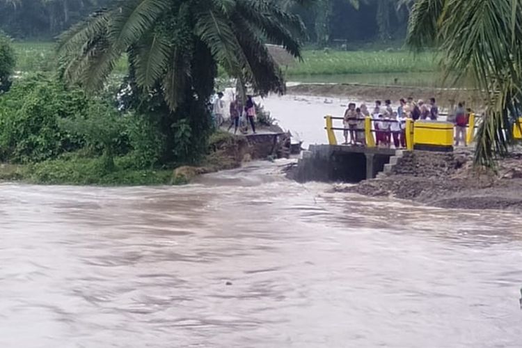 Akibat banjir di Agam, Sumatera Barat, Selasa (22/10/2019) hingga sekarang akses transportasi roda empat masih putus