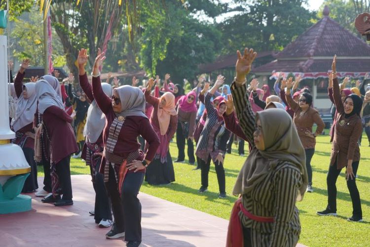 Kegiatan senam berkebaya lurik digelar di komplek Pendapa Kabupaten Klaten, Jumat (19/7/2024).