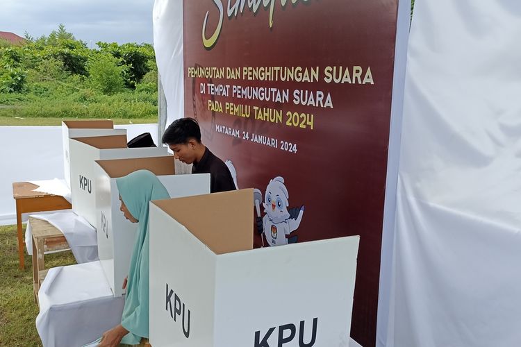 Masa kerja dan gaji Pemilu 2024. Simulasi Pemilu TPS di Kota Mataram, Rabu (24/1/2024).