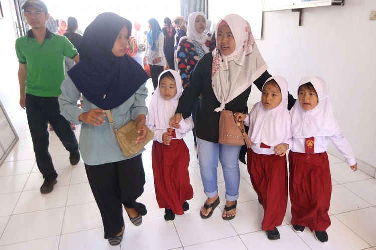 Orang tua murid mengantar anaknya di hari pertama masuk sekolah, di SD Negeri Lengkong Wetan 1, Serpong Utara, Tangerang Selatan, Senin (16/7/2018). Sebanyak 120 murid baru di SDN Lengkong Wetan 1 nampak diantar oleh orangtua pada hari pertama tahun ajaran baru 2018/2019