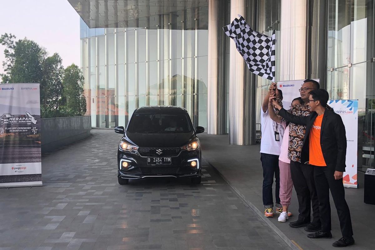 Pelepasan Tim Merapah Trans Sumatera 2019 di Menara Kompas, Senin (26/8/2019). Tampak dalam gambar Pemimpin Redaksi Kompas.com Wisnu Nugroho, Head of Corporate and Marketing Communication Manager PT Sompo Insurance Indonesia Cici Marsyana, 4W Marketing Director PT Suzuki Indomobil Sales Donny Saputra, dan Corporate Communication Manager Pegipegi Busyra Oryza.