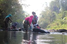 Kemarau, Warga di Cianjur Terpaksa MCK di Sungai 