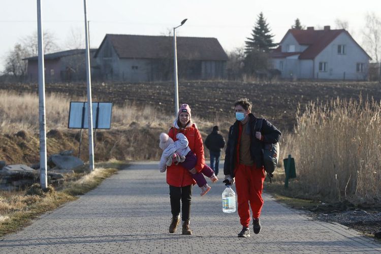 Orang-orang berdiri di perbatasan antara Polandia dan Ukraina, setelah Presiden Rusia Vladimir Putin mengizinkan operasi militer di Ukraina timur, di Medyka, Polandia, Kamis (24/2/2022). 