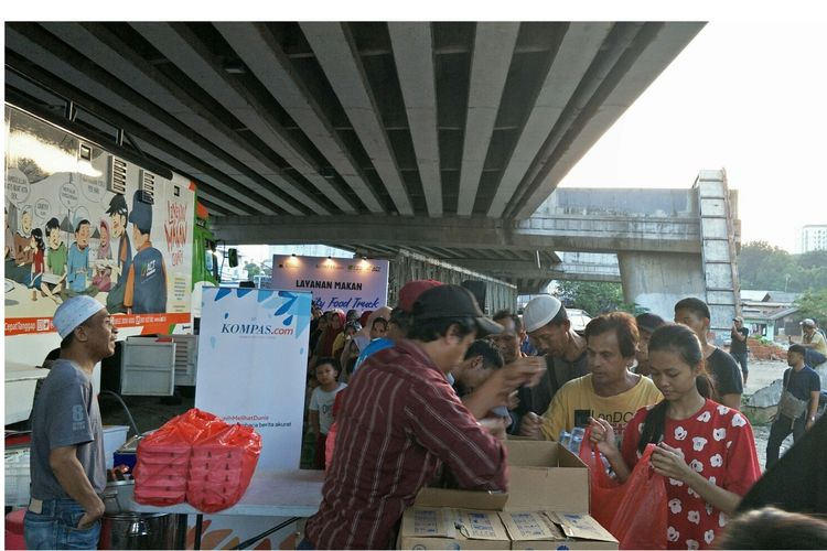 Masyarakat berbondong-bondong serbu menu buka puasa di Jalan Flyover Cilitan, Jakarta Timur, Kamis (23/5/2019).