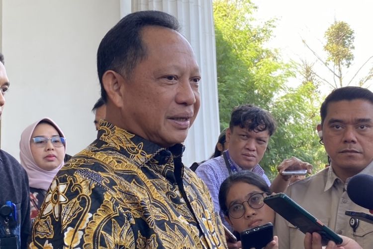 Mendagri Tito Karnavian usai membuka rapat koordinasi Badan Nasional Pengelola Perbatasan (BNPP) di kawasan Kebayoran Baru, Jakarta Selatan, Kamis (6/6/2024).