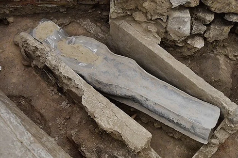 Sarkofagus Terbuat dari Timah Ditemukan di Bawah Katedral Notre Dame Paris