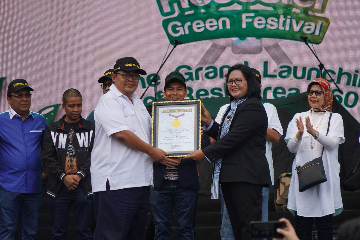 Direktur Utama PT Jasamarga Rest Area Batang (JRB) Irwan Artigyo Sumadio menerima piagam rekor Rest Area dengan fasilitas terlengkap di Indonesia dari Executive Manager MURI Sri Widayati, disaksikan Direktur Utama PT Jasa Marga (Persero) Tbk Desi Arryani, di Batang, Sabtu (7/12/2019).