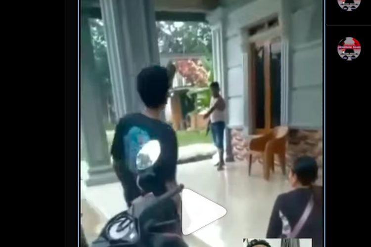 Video viral aksi penusukan kurir pengiriman barang lantaran pemilik rumah menolak membayar dengan sistem COD.