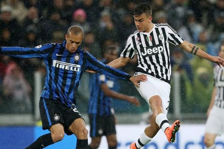 Pemain Juventus, Paulo Dybala (kanan), berduel dengan pemain Inter Milan, Joao Miranda, pada laga lanjutan Serie A di Stadion Juventus, Minggu (28/2/2016) waktu setempat atau Senin dini hari WIB.