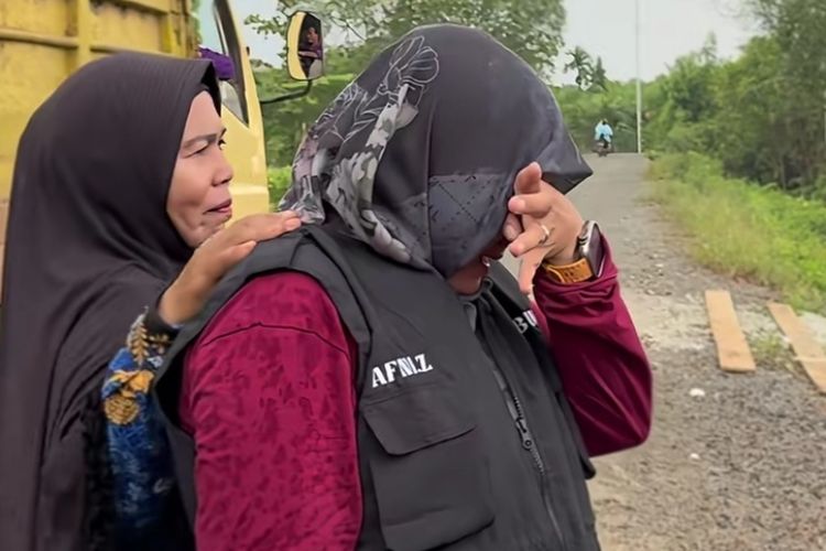 Tangis Bupati Siak Pecah di Pelosok Mungkal: Pusat Tak Tahu Kita Menderita seperti Ini
