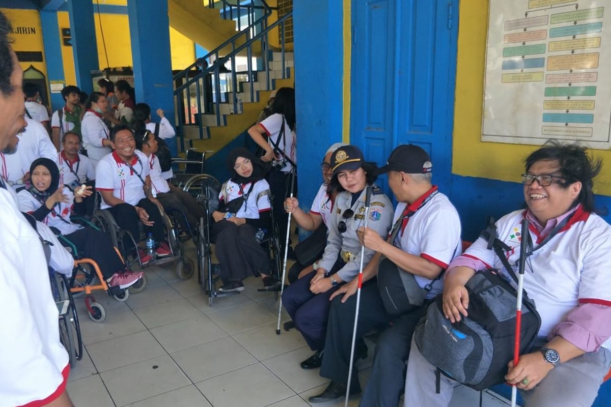 Puluhan penyandang disabilitas sambangi Terminal Tanjung Priok untuk menilai apakah terminal tersebut ramah difabel.