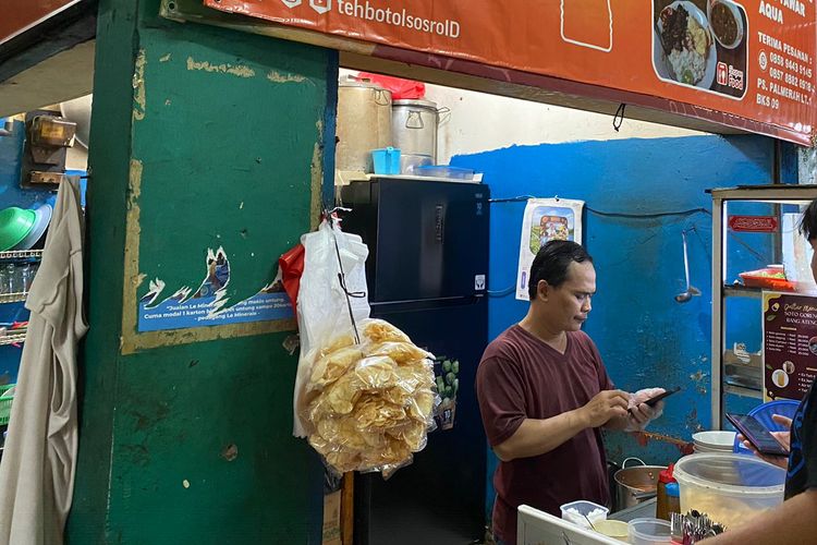warung soto goreng yang berada di dalam pasar palmerah yang banyak didatangi pelanggan dari dalam kota sampai luar kota