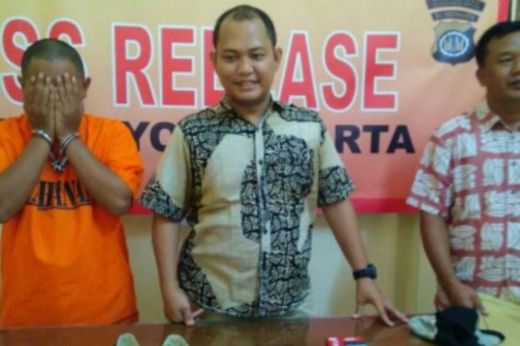 Kasat Reskrim Polresta Yogyakarta, Kompol Akbar Bantilan saat memaparkan pengungkapan kasus penipuan yang dilakukan oleh pelaku Kusumo Hadi 
