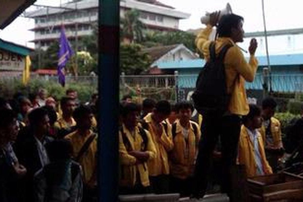 Aksi Demonstrasi Mahasiswa di Stasiun Pondok Cina, menentang penggusuran terhadap para pedagang oleh PT KAI, Jumat (4/1/13)