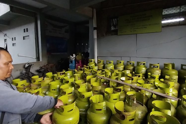 Salah satu pegawai di Pangkalan Kota Tasikmalaya, Jawa Barat, sedang membereskan gas elpiji subsidi 3 kg di gudangnya pada Senin (16/1/2023).