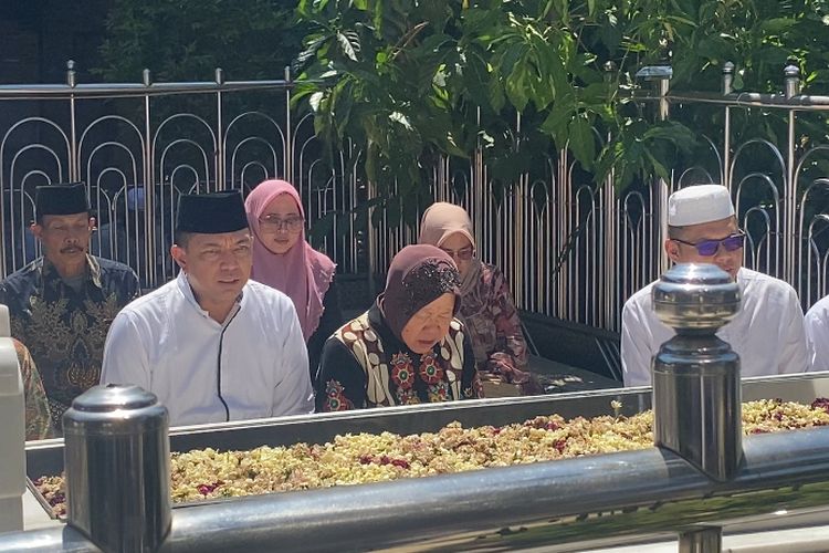 Tri Rismaharini bersama Zahrul Azhar Asumta (Gus Hans), di Makam Sunan Ampel, Surabaya, Kamis (5/9/2024).