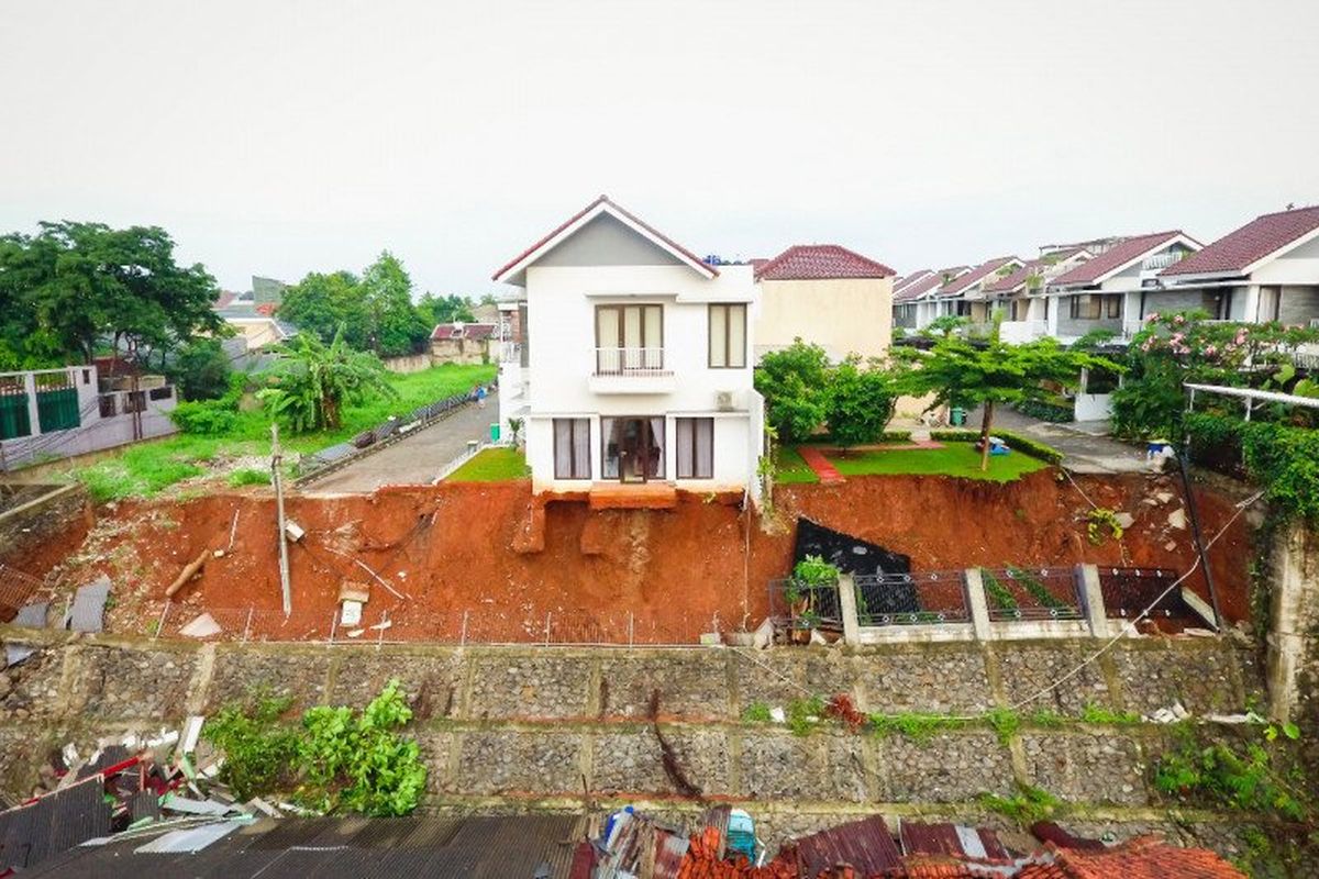 Kondisi tembok pembatas kali di permukiman yang roboh menutup aliran Kali Anak Setu, Kelurahan Ciganjur, Jagakarsa, Jakarta Selatan, Minggu (11/10/2020) (ANTARA/HO-Damkar Jakarta Selatan)