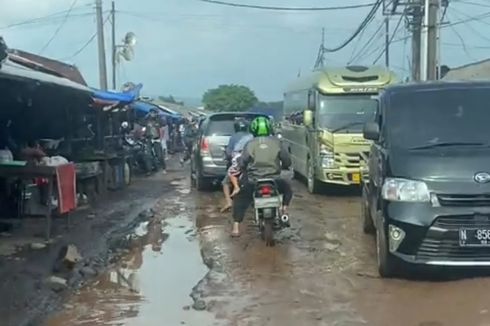 Jalan di Pasar Gadang Malang Rusak Parah, Berlubang dan Tergenang Air