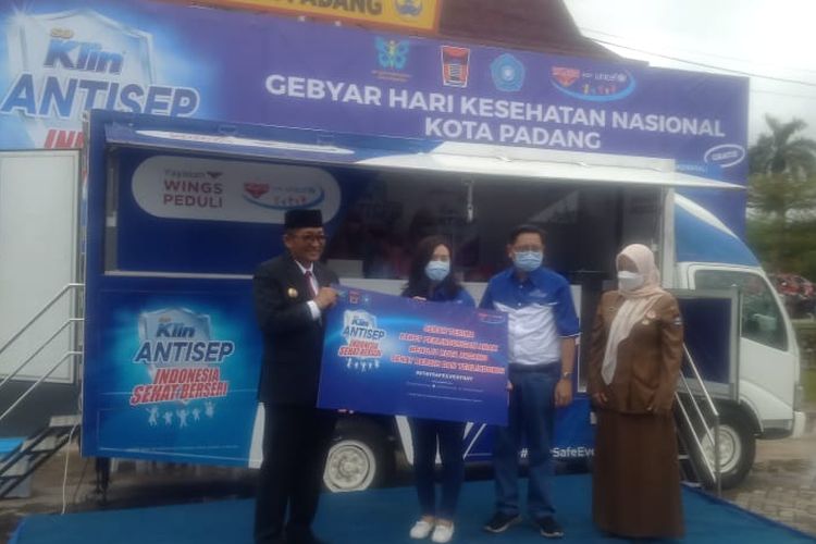 Pemberian paket bantuan Wings Group ke Pemkot Padang, sekaligus melakukan imunisasi 1.000 anak dalam kegiatan yang berlangsung selama tiga hari berturut-turut, 15-17 November 2022. 