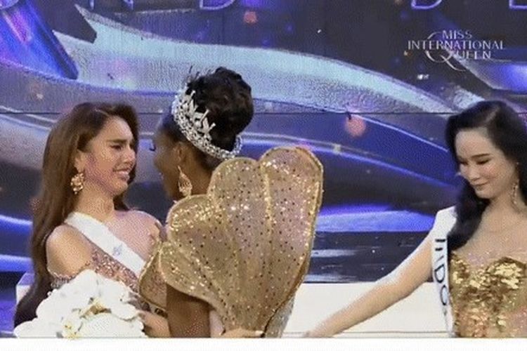 Miss Malaysia, Khloe Ambrose, dan Miss Indonesia, Kaycia Lee memberikan ucapan selamat yang pertama kepada pemenang Miss International Queen 2025, Midori Monet (tengah), pada ajang Miss International Queen 2025 di Thailand, Sabtu (20/9/2025).