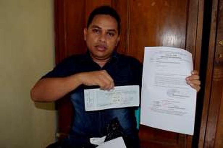 Tersangka Seorang tersangka korupsi pembangunan Unit Sekolah Baru (USB), Muhammad Darmin Ali, memperlihatkan kuitansi pengambilan uang dana USB SMK Kesehatan Kecamatan Lasalimu Selatan, Kabupaten Buton