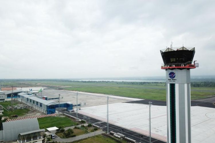 Menara pemandu lalu lintas penerbangan Airnav Indonesia.