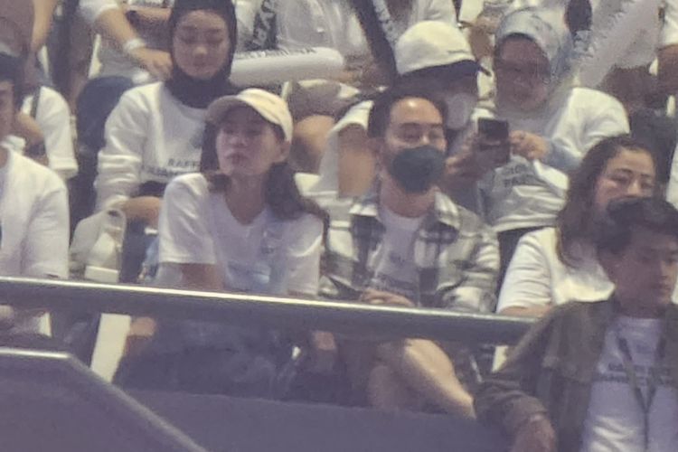 Pasangan artis Syahnaz Sadiqah (bertopi) dan Jeje Govinda (kemeja kotak-kotak hitam) duduk bersama menyaksikan pertandingan Lagi-lagi Tenis di Tennis Indoor Senayan, Jakarta Pusat, Jumat (23/6/2023).