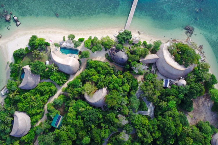 Di Pulau Cempedak, setiap bungalow memiliki kolam terjun sendiri.