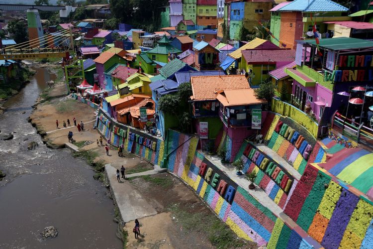 Lanskap Kampung Warna-warni di Malang, Jawa Timur, Minggu (05/11/2017). Ratusan rumah di tepi Sungai Brantas itu dicat gambar warna-warni untuk menarik wisatawan berkunjung. KOMPAS IMAGES/KRISTIANTO PURNOMO
