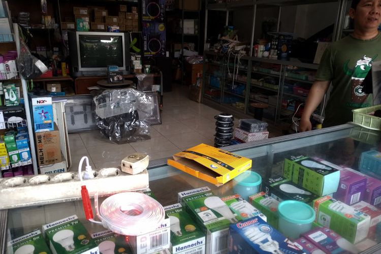 Penjualan Lampu Hias Merah Putih Jelang HUT Ke-81 RI di Blitar Anjlok