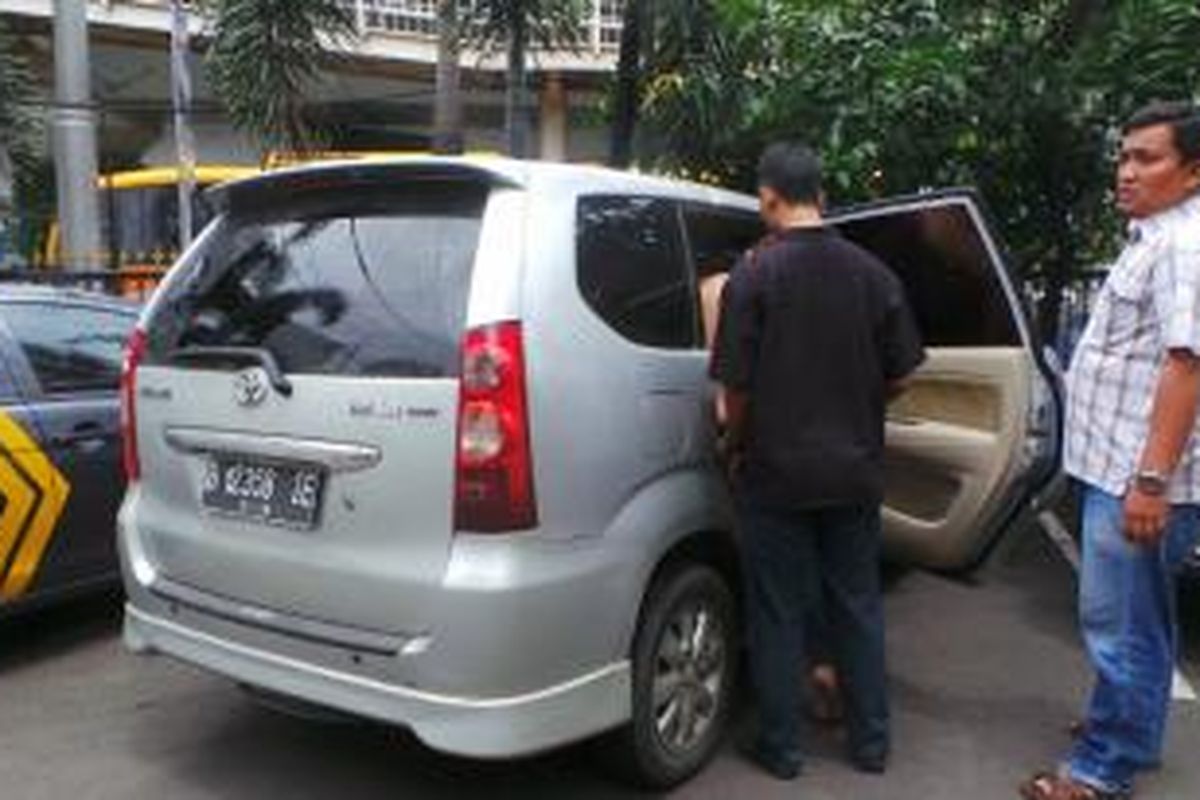 Mobil Avanza silver bernomor polisi B 2358 IE milik seorang pria yang diamankan karena diduga warga sebagai pelaku tindak kriminal, Selasa (17/2/2015).