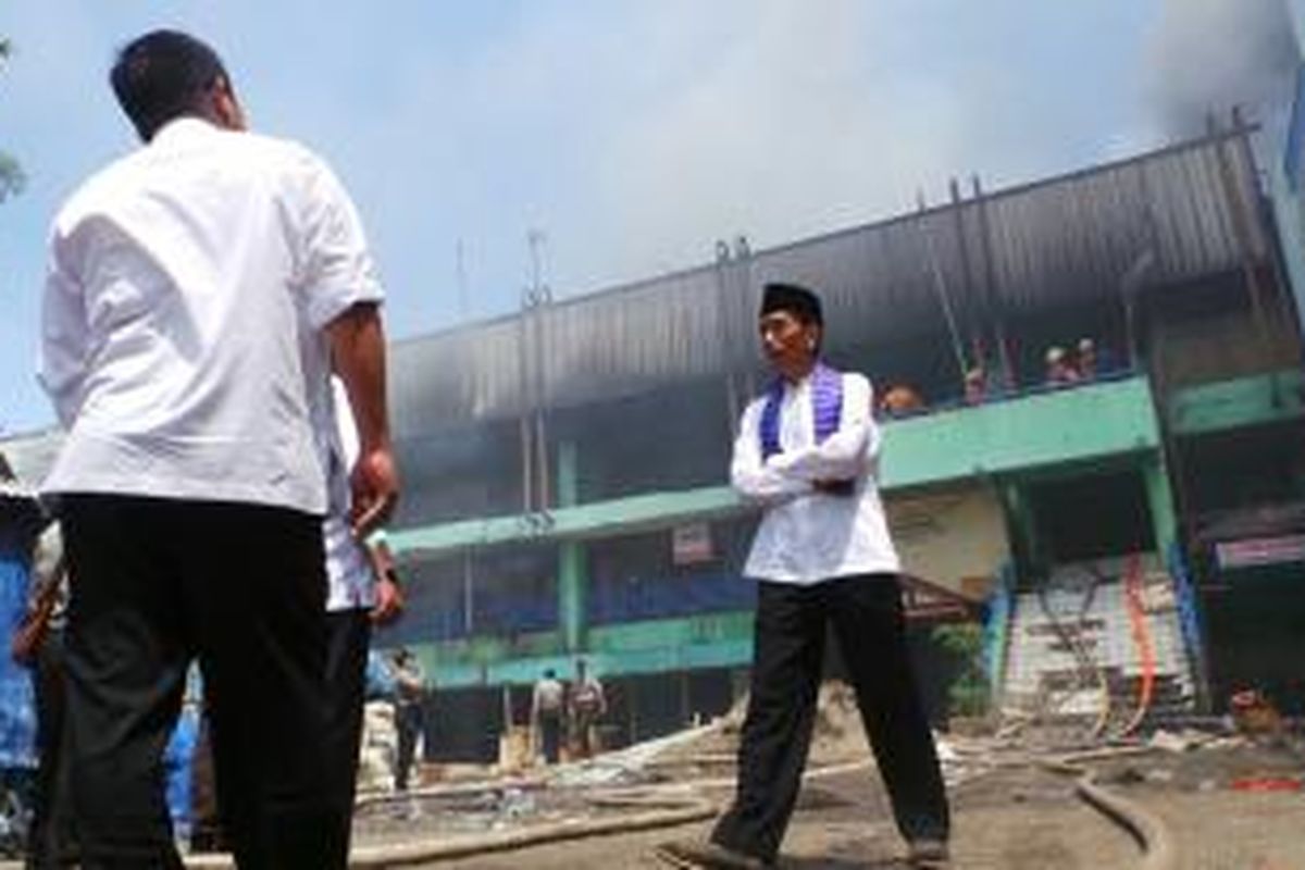 Gubernur DKI Jakarta Joko Widodo meninjau langsung kebakaran di Blok III Pasar Senen, Jakarta Pusat, Jumat (25/4/2014).