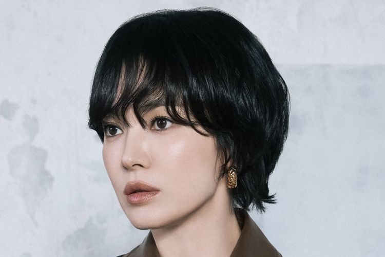 Song Hye Kyo tampil dengan gaya rambut short wolf cut dengan wispy bangs.