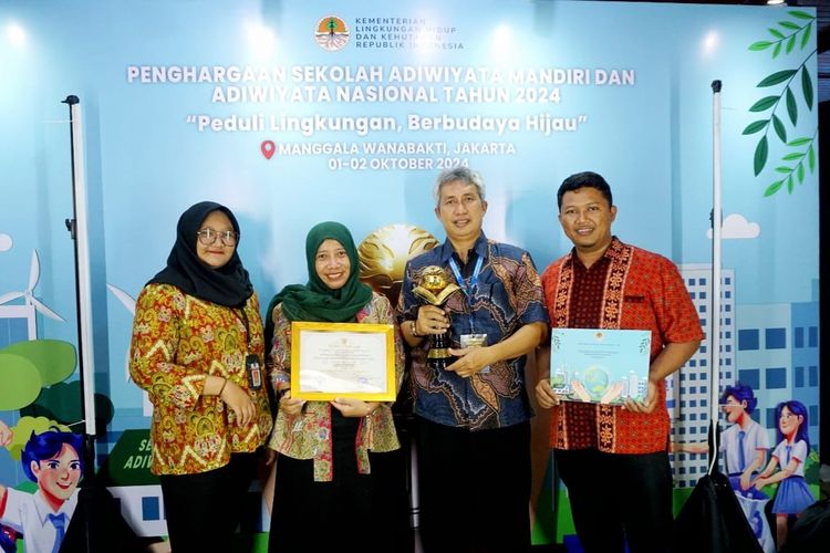 Tiga perwakilan dari sekolah pemenang penghargaan Sekolah Adiwiyata terlihat menerima tropi secara langsung di Gedung Manggala Wanabakti, Jakarta, Rabu (2/10/2024).