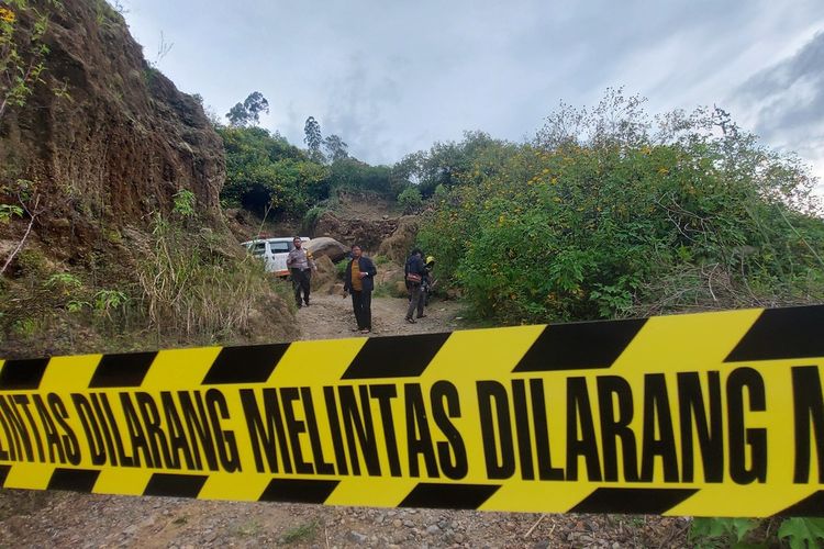 Polisi melakukan penyegelan area tambang pasir di Bandung Barat, Jumat (29/4/2022).