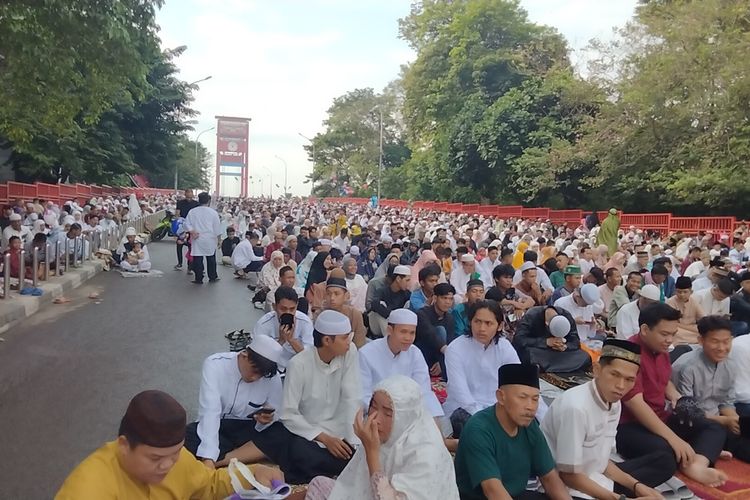 Pelaksanaan shalat Idul Fitri 1444 Hijriah di Palembang, Sumatera Selatan dipenuhi jamaah hingga ke atas jembatan Ampera, Sabtu (22/4/2023).