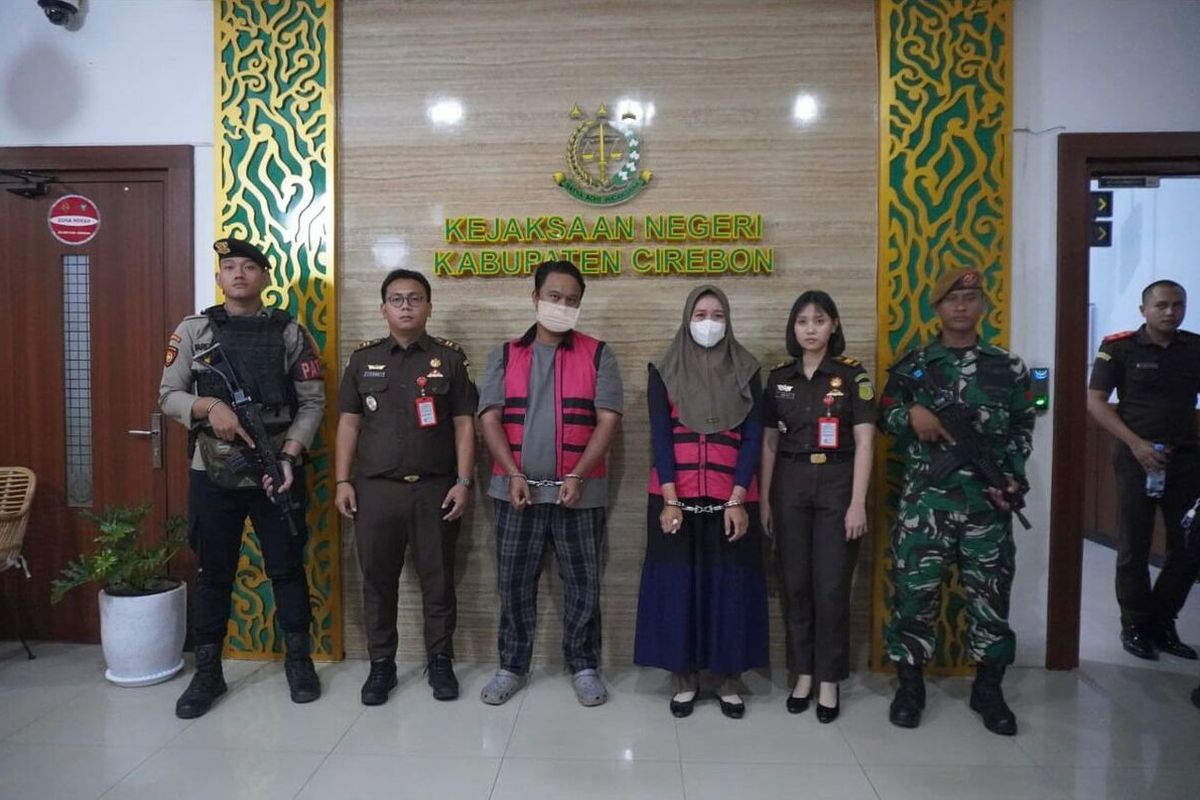 petugas merilis dua tersangka baru kasus korupsi MY mantan staf bank pemerintah cabang Cirebon pada Rabu (8/10/2025) malam. kedua tersangka yang baru adalah suami dan kakak MY yang diduga terlibat kasus pencucian uang.