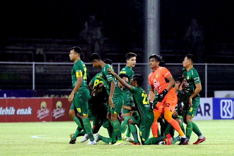 Pemain Persebaya Surabaya jelang kick off melawan PSM Makassar pada pertandingan pekan 19 Liga 1 2021-2022 yang berakhir dengan skor 2-1 di Stadion I Gusti Ngurah Rai Denpasar, Jumat (14/1/2021) malam.