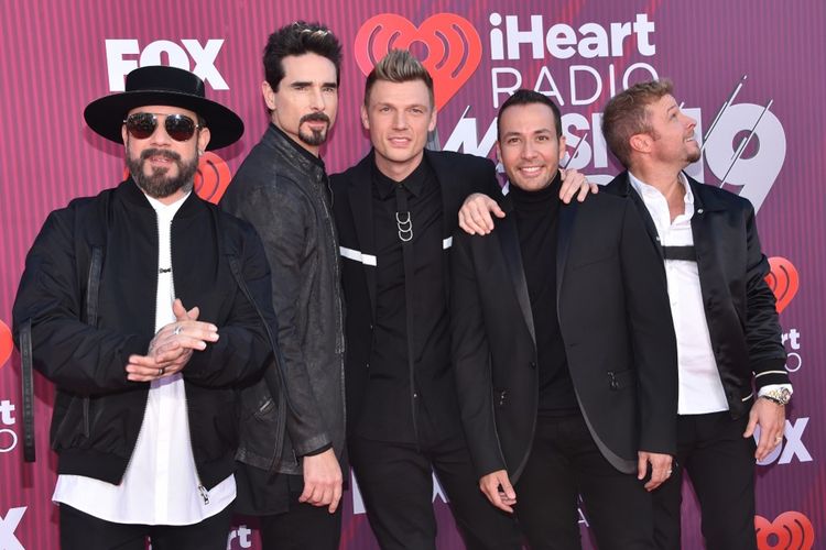Para personel Backstreet Boys (dari kiri) AJ McLean, Kevin Richardson, Nick Carter, Howie Dorough, dan Brian Littrell menghadiri 2019 iHeart Radio Music Awards di Microsoft Theatre, Los Angeles, California, pada 14 Maret 2019.  
