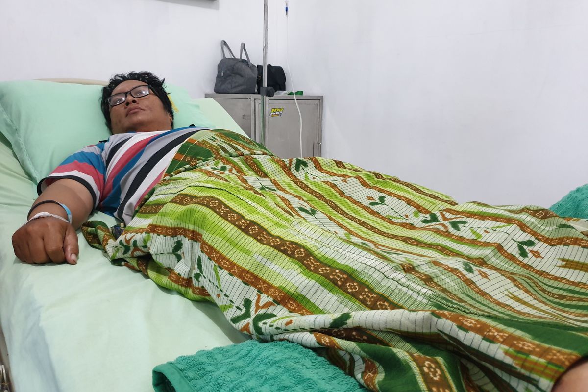 Seorang driver ojek online (ojol), Ade Dian Firmansyah (36), dirawat di rumah sakit karena tertimpa material aspal di Jalan Kenanga Raya, Kecamatan Medan Selayang, Kota Medan pada Senin (22/7/2024). 