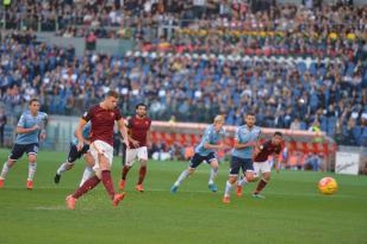 Edin Dzeko satu gol dari titik penalti saat AS Roma menang atas Lazio, Minggu (8/11/2015). 