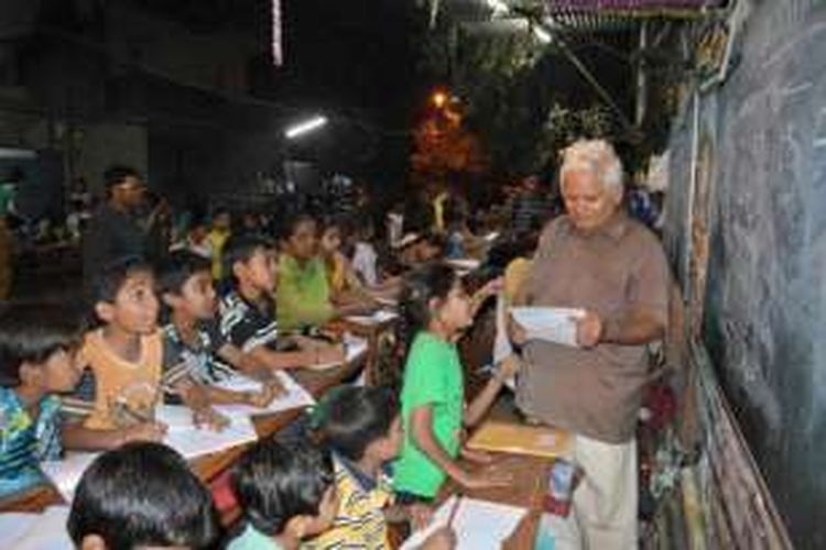 Kamal Parmar saat mengajar anak-anak miskin di Ahmedabad, India.