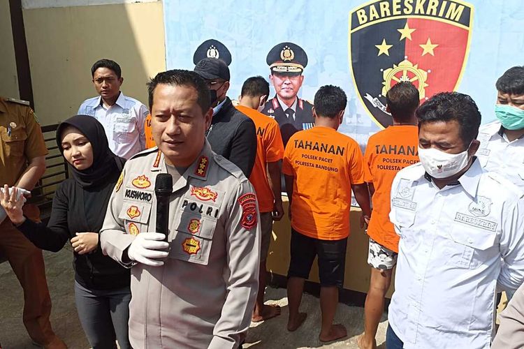 Jajaran Polsek Pacet dan Polresta Bandung berhasil mengamankan empat pelaku pencurian mobil pikap. Aksi keempatnya berlangsung di sepanjang Bulan Juli 2022.