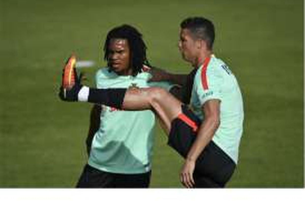 Penyerang Portugal Cristiano Ronaldo (kanan) melakukan peregangan otot dan dibantu gelandang muda Portugal, Renato Sanches, dalam sesi latihan persiapan Piala Eropa 2016 di 