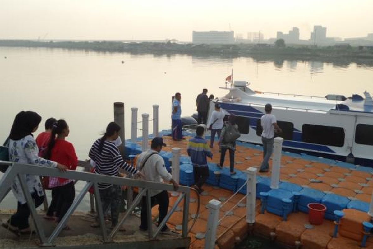 Jumat (20/5/2016) pagi sekitar pukul 06.15 WIB, puluhan warga rusun Marunda, Jakarta Utara sudah mengantri di waterway dermaga apung Marunda. Waga bersiap diberangkatkan menuju pelabuhan Muara Baru