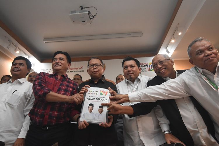 Ketua tim kuasa hukum capres dan cawapres 01, Yusril Ihza Mahendra (kedua kiri) bersama Direktur Hukum dan Advokasi Tim Kampanye Nasional (TKN) Joko Widodo-Maruf Amin, Ade Irfan Pulungan (ketiga kanan) dan Wakil Ketua Tim Kampanye Nasional (TKN) Jokowi-Maruf, Arsul Sani (ketiga) menunjukkan berkas perbaikan keterangan selaku pihak terkait dalam Sidang PHPU Pilpres 2019 saat konferensi pers perkembangan sidang tersebut di Rumah Pemenangan Cemara, Jakarta, Senin (17/6/2019). Tim kuasa hukum TKN dalam keterangannya menyikapi dalil-dalil bukti yang disampaikan Tim penasehat Hukum BPN Prabowo-Sandi pada sidang perselisihan hasil pemilihan umum (PHPU) Jumat (14/6) lalu, serta akan mengajukan bukti baru dalam perkara PHPU ke Mahkamah Konstitusi. ANTARA FOTO/Indrianto Eko Suwarso/pras.