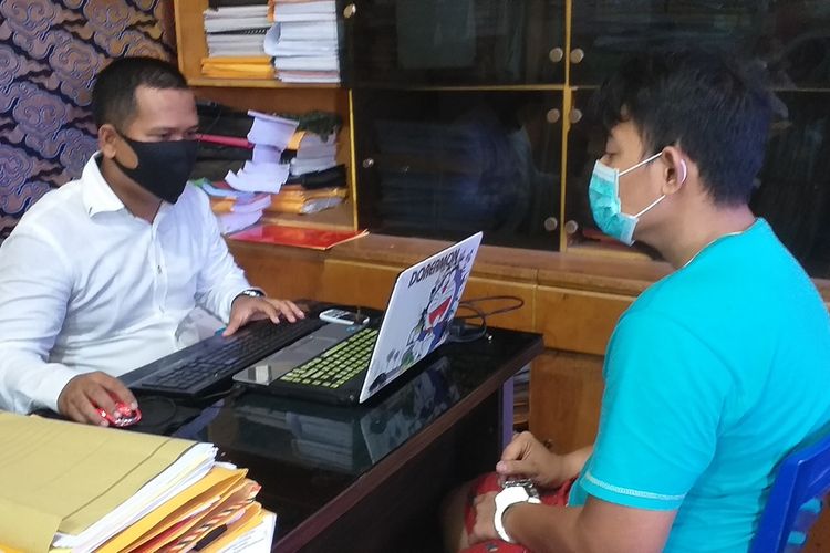 Tersangka penganiaya pengemudi ojol, Akbar Perdana (23) saat menjalani pemeriksaan penyidik Satreskrim Polresta Pekanbaru, Riau, Senin (6/7/2020).