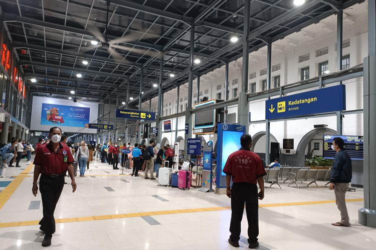 Stasiun Pasar Senen, Jakarta Pusat, Senin (08/08/2022). Vaksin booster atau dosis ketiga menjadi syarat naik kereta api jarak jauh bagi pelanggan usia 18 tahun ke atas, mulai keberangkatan 30 Agustus 2022.