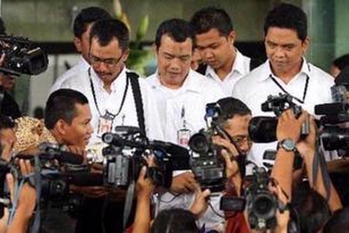 Tim dari Mabes Polri melakukan gelar perkara kasus korupsi Korps Lalu Lintas Mabes Polri, bersama Komisi Pemberantas Korupsi (KPK), di Gedung KPK, Senin (15/10/2012). Hasil dari gelar perkara tersebut, KPK dan Polri akan membentuk tim kecil terkait proses pengambilalihan penanganan perkara simulator SIM di Korlantas Mabes Polri, dari Polri kepada KPK.  